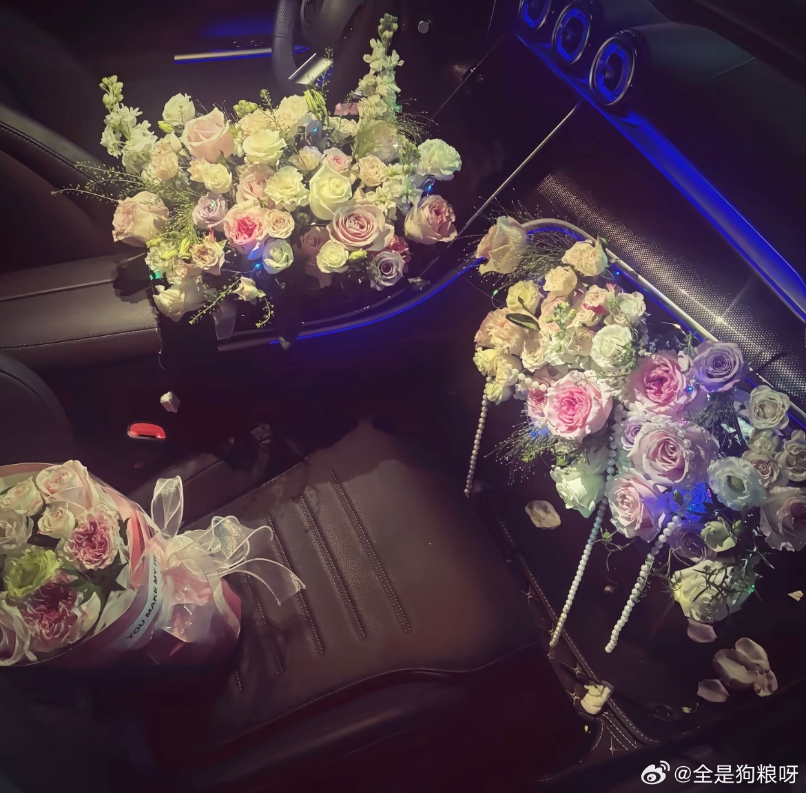 一车两人 鲜花 戒指 求婚 好幸福 