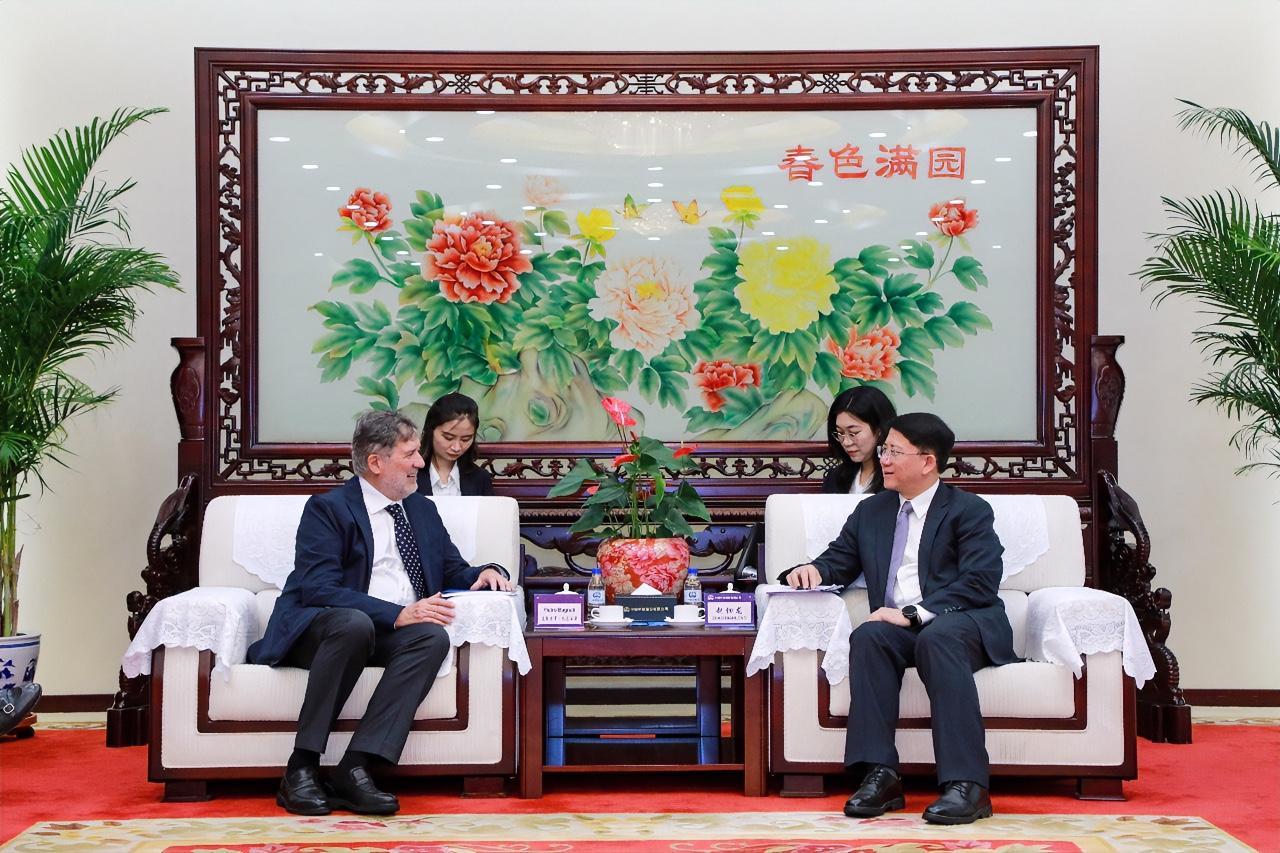 7月24日，中国中铁总裁赵佃龙在北京会见来华访问的意大利Webuild集团运营副