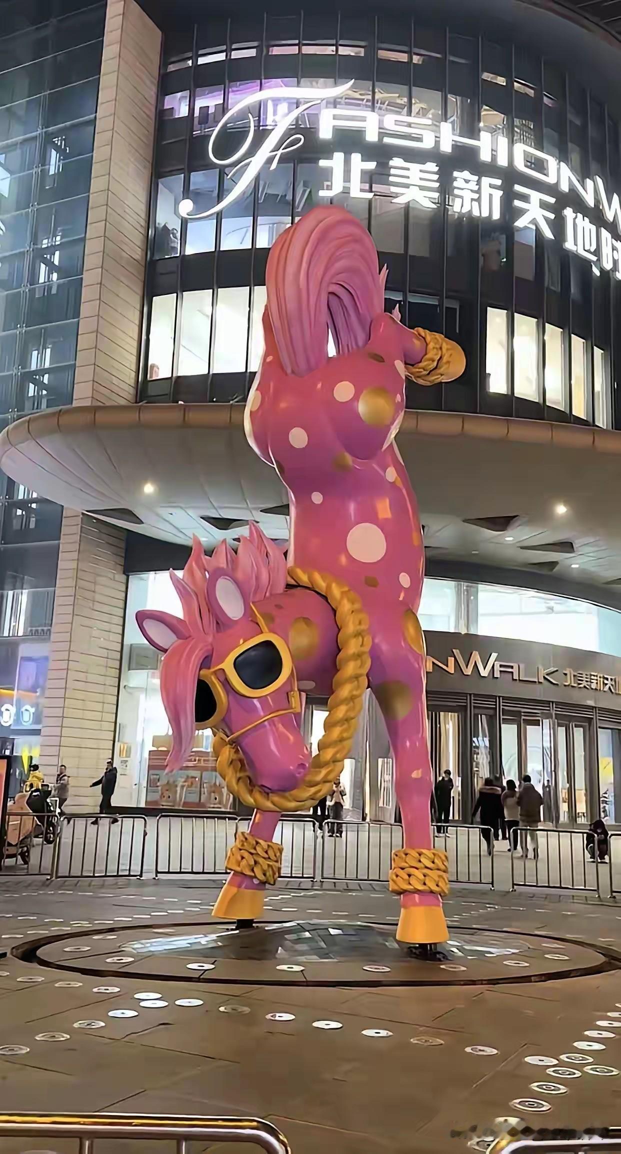 实在不理解山西太原为什么要连夜拆除这座倒立马雕塑呢？

山西太原的这座倒立马雕塑