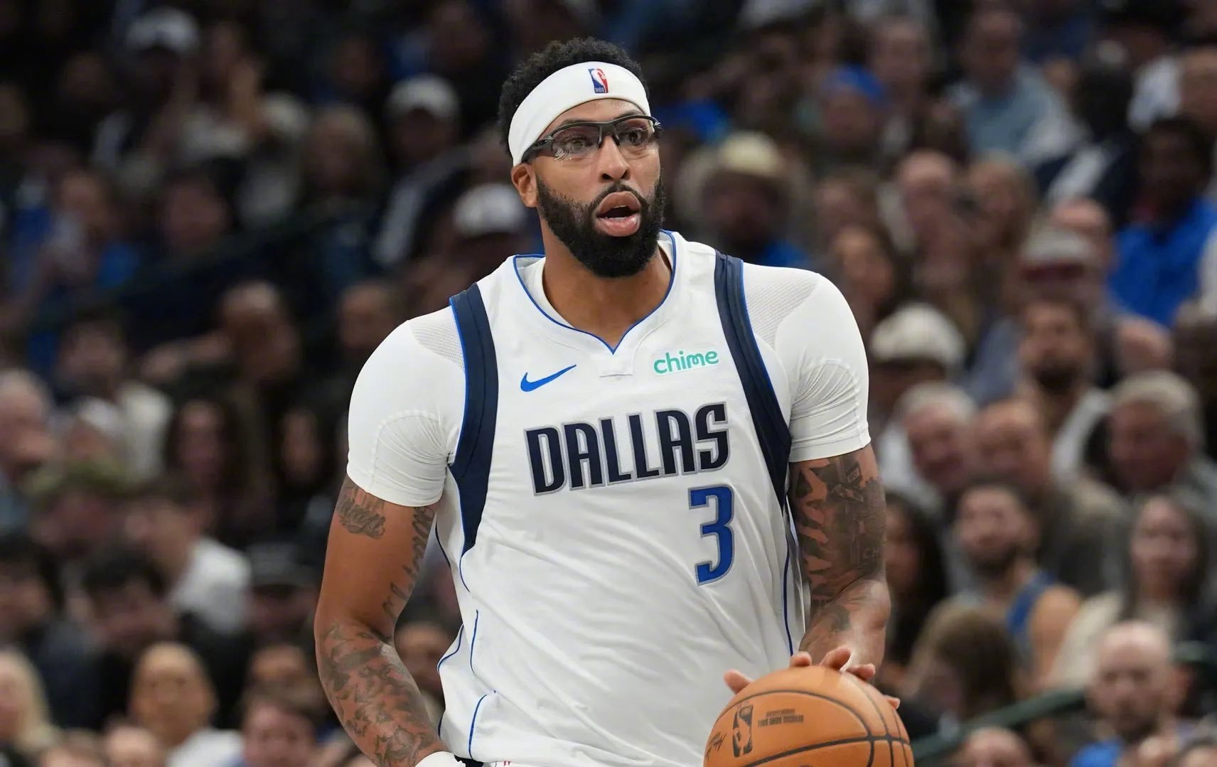 ESPN记者Tim MacMahon表示，独行侠本赛季交易浓眉的可能性很大、而球