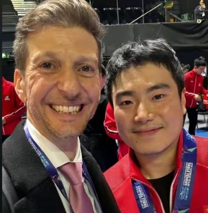 亚当盛赞梁靖昆！
解说员亚当赛后晒出与梁靖昆的颁奖礼同框合影，大方发文祝贺大胖拿