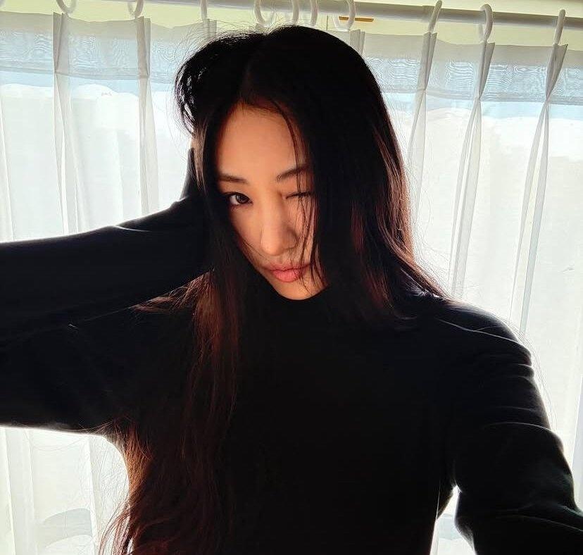 钟爱酒红色的她🍷 ​ 专栏 · GAWON个人图频 ​​​