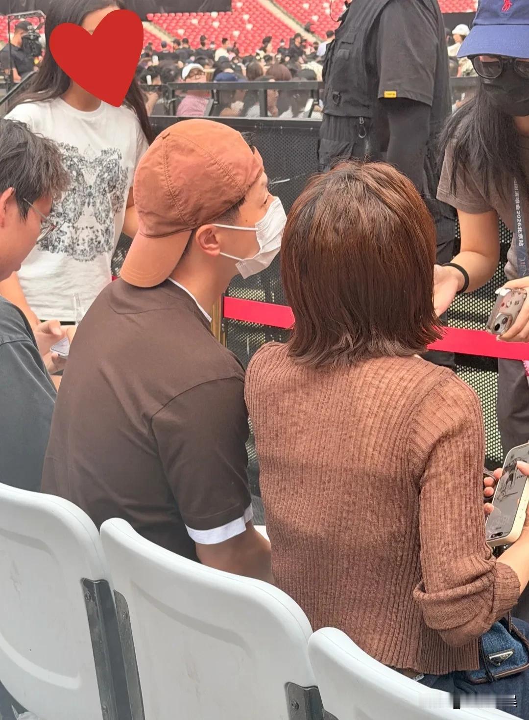 马龙去看偶像蔡依林的演唱会了！
他带着老婆夏露，现身蔡依林北京鸟巢演唱会，戴着棒