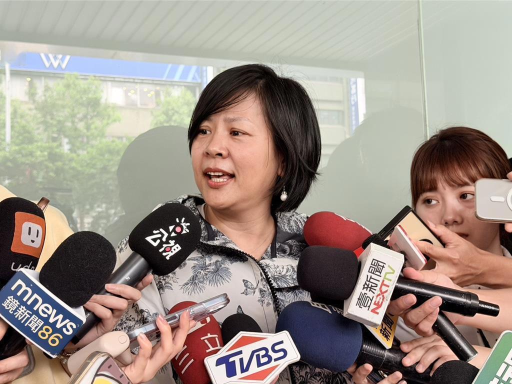 陆配李贞秀上三立开炮“民进党毁宪乱政”，亲绿名嘴尴尬反应曝
台湾民众党13日开除