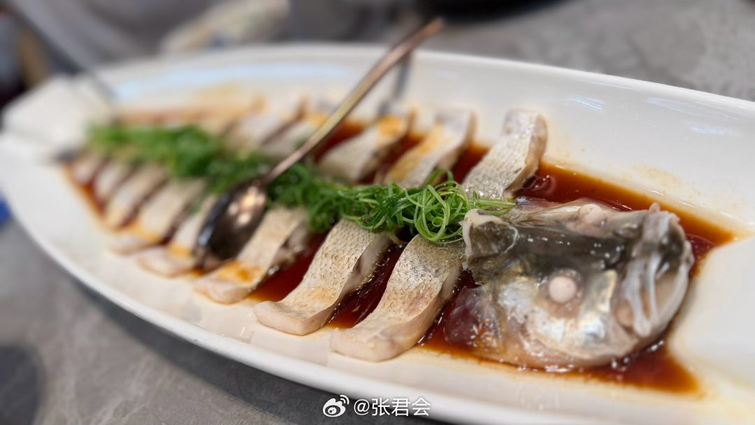 话说，昆明福照楼的出品还真不错，汽锅鸡烤鸭和火腿乳饼很好吃很好吃！果然还得是云度