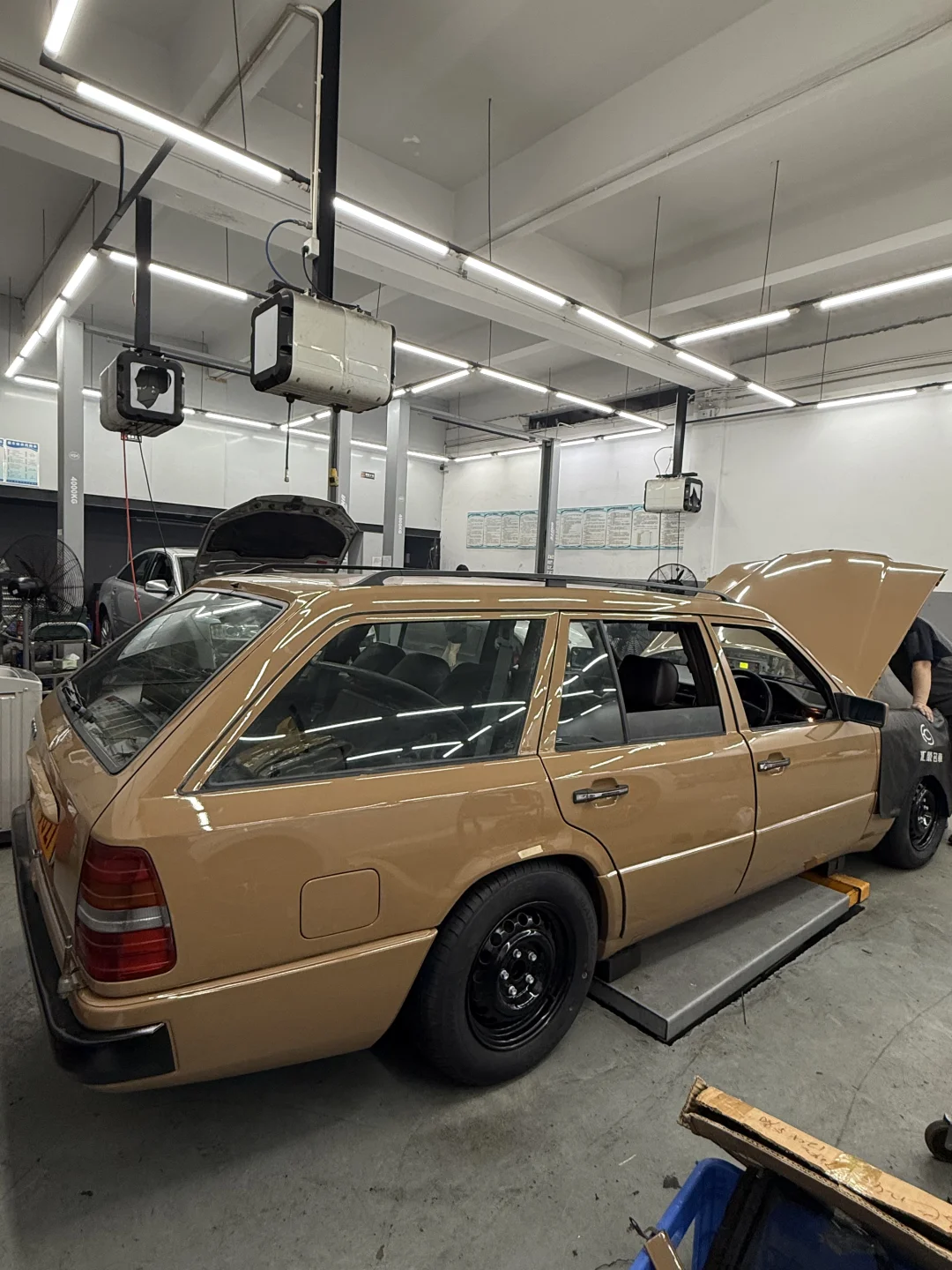 奔驰S124柴油旅行版整备中