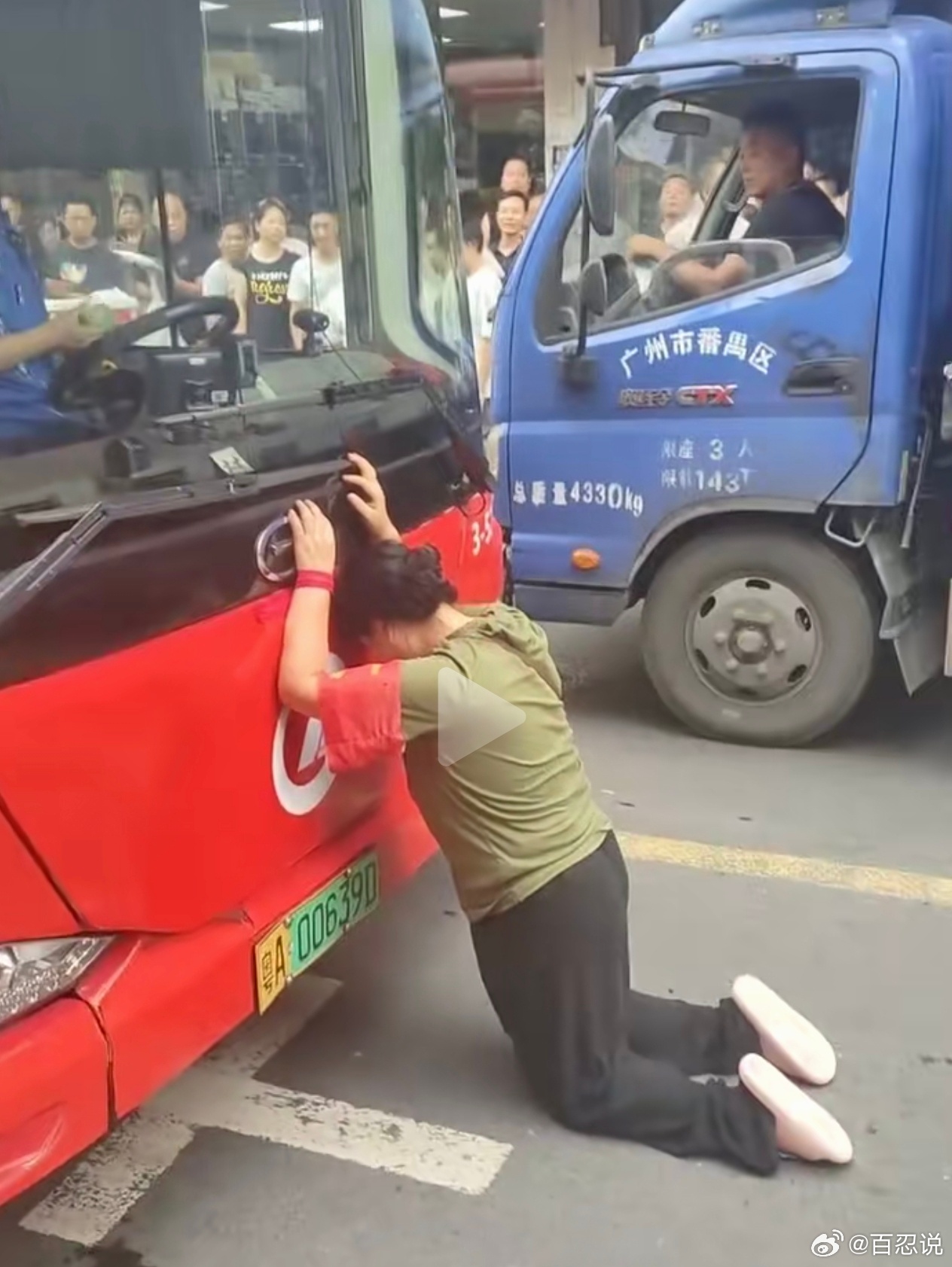这是什么家长？还一线城市呢？为了孩子高考，阻拦了公交车！这样的糊涂家长，孩子能好