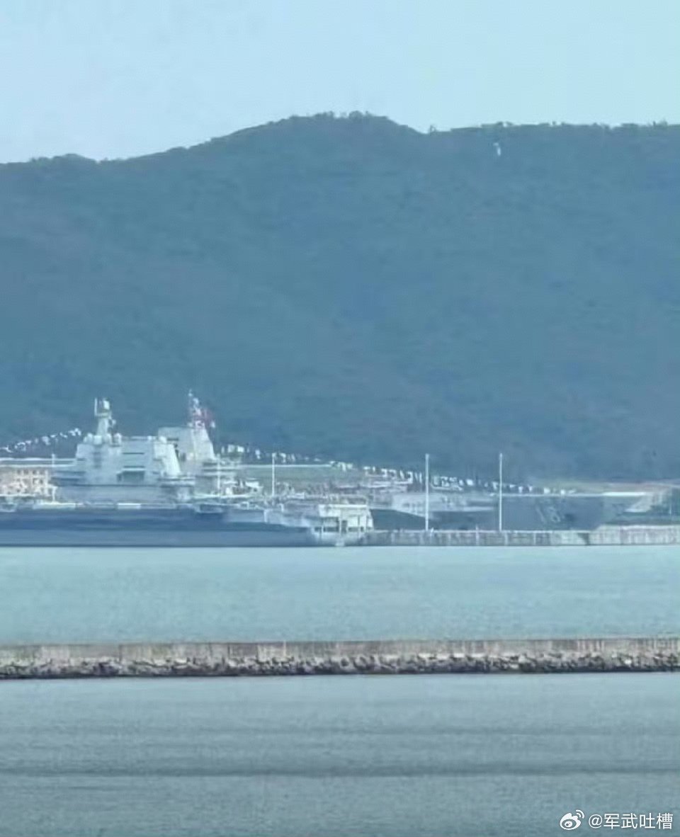 这张图舷号更清晰，但感觉像是P的，不过福建舰已经刷舷号算是实锤了 ​​​