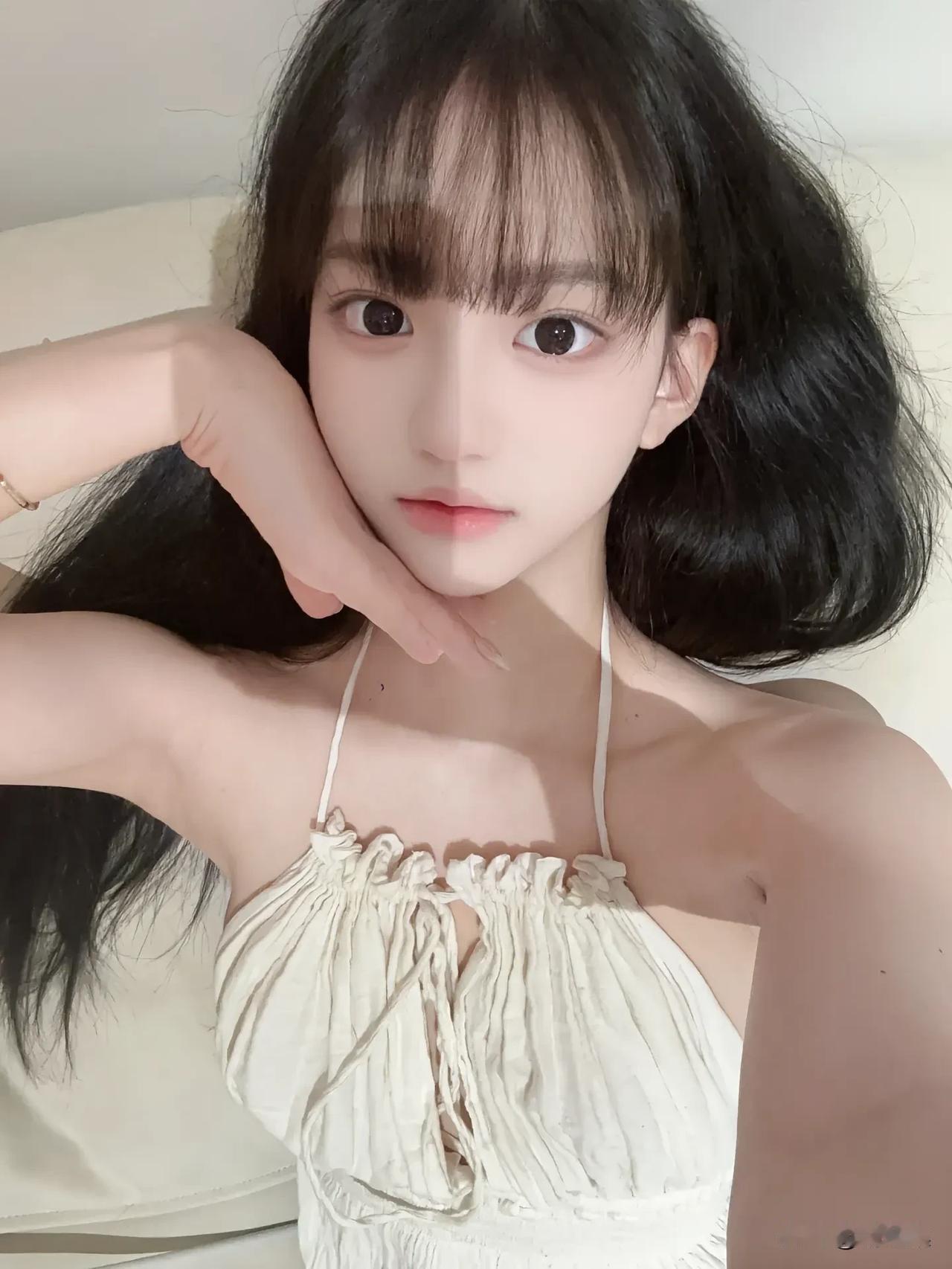 甜美少女风，温柔自拍，白色吊带裙，清新自然