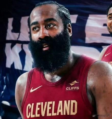Nba东西部决赛打得如火如荼。
东部决赛一边倒，哈登所在的骑士0:3大比分落后尼