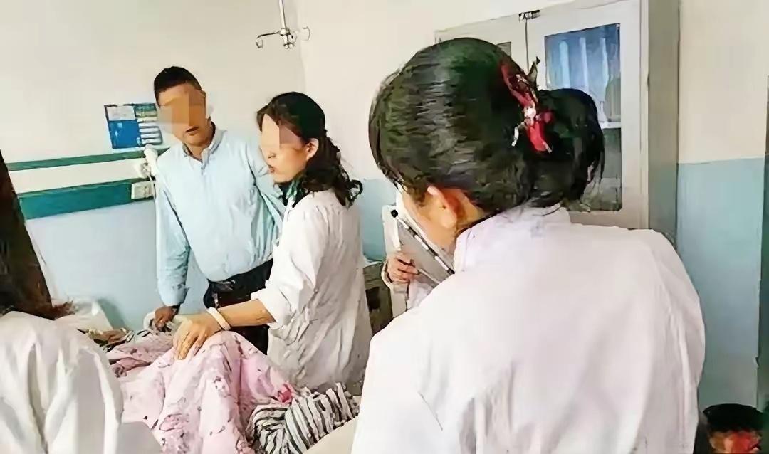 湖北，一女子怀孕 8 多个月去医院产检。她跟医生抱怨道：“宝宝踢我肚子可带劲了！