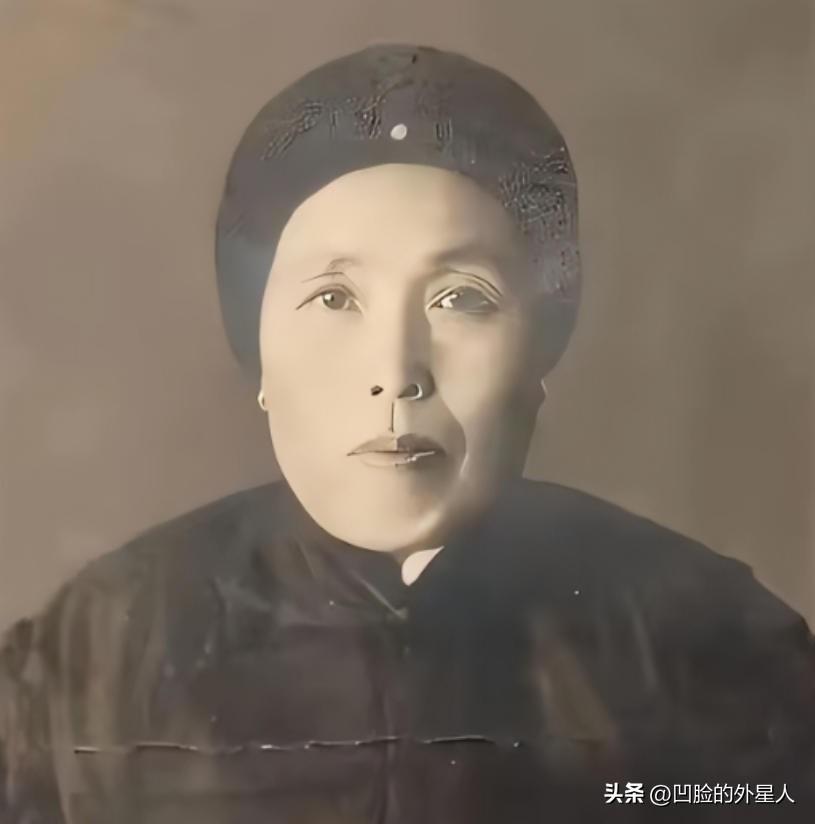 1891年，16岁的张作霖落难乞讨，孙寡妇看中了他，解开衣扣，掏出一块腰牌给他：