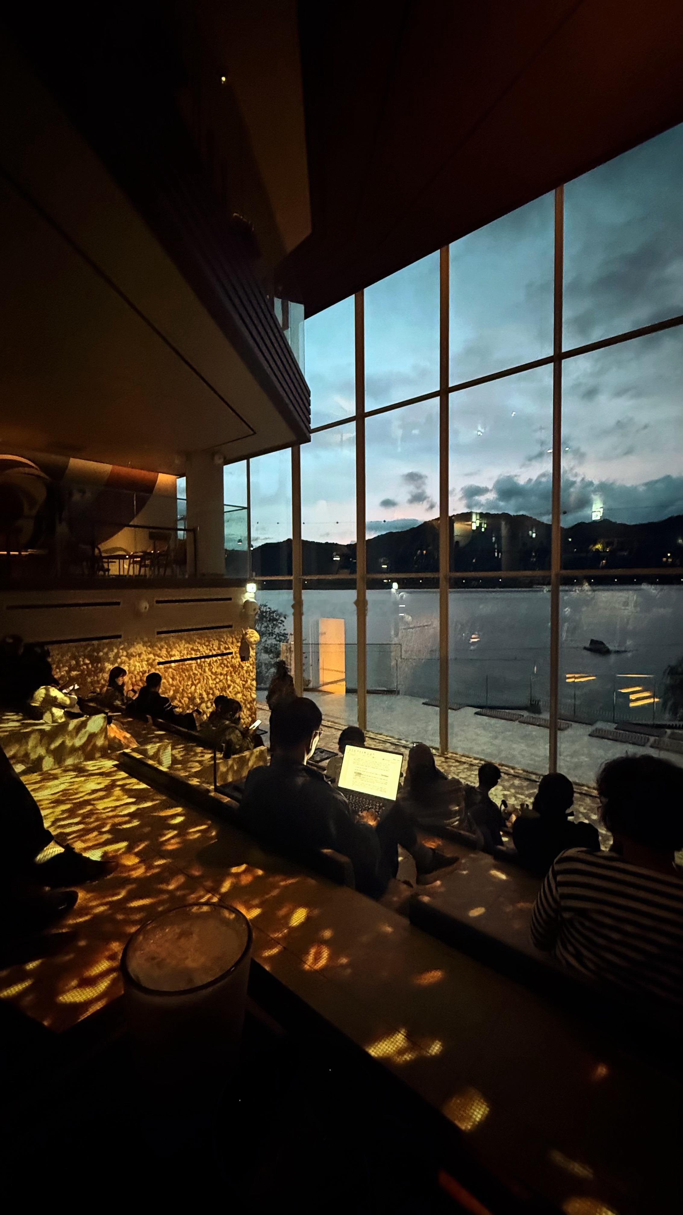 daily：）为了这家星巴克，特意飞了趟韩国🇰🇷春川三岳山湖水缆车旁星巴克灯