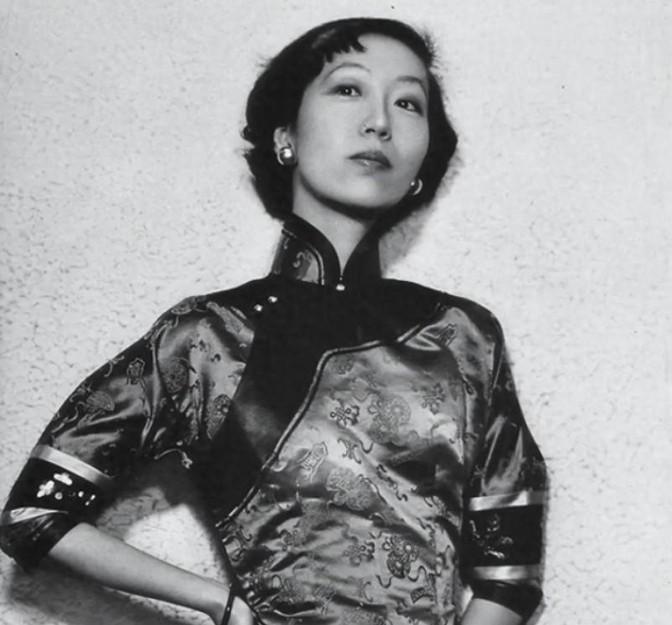 1995年，张爱玲在美国出租屋内去世，尸体一周后才被发现。她一丝不挂地躺在床上，