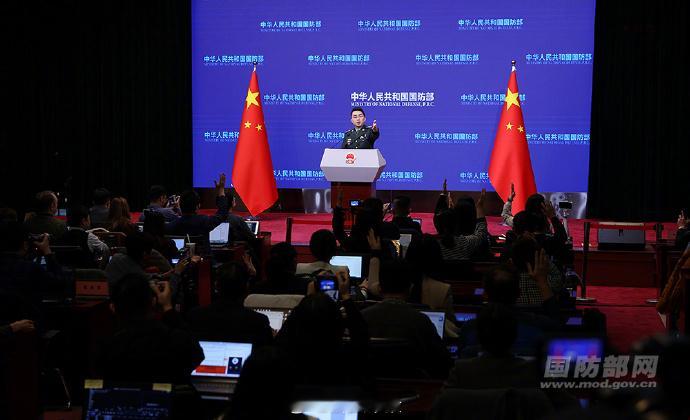 【国防部：赖清德当局操弄“认知作战”闹剧加速其政治破产】1月29日下午，国防部举