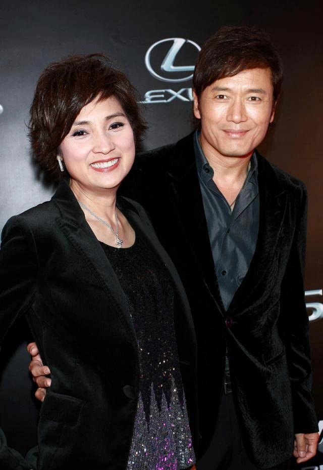 重情重义的好男人苗侨伟在巅峰时期隐退经商，身价过亿，与戚美珍携手30多年无绯闻，