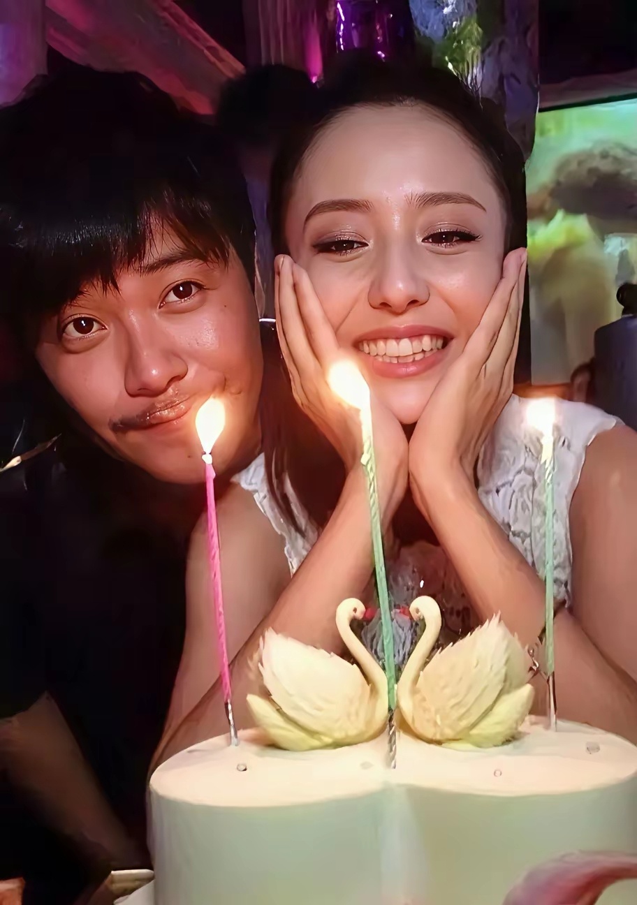 总感觉陈思诚不太对劲，​47岁的他明明已经离婚4年了，​居然还在准时为佟庆生，配