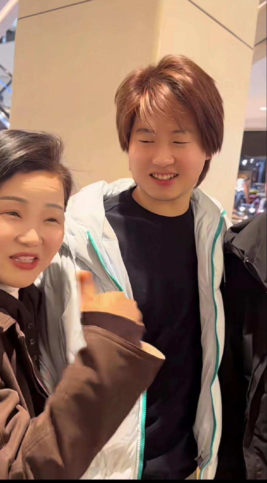 孙海洋夫妇堪称孙卓的铁杆粉丝，在孙卓直播带货时，夫妻俩特意赶来为儿子加油助威。真