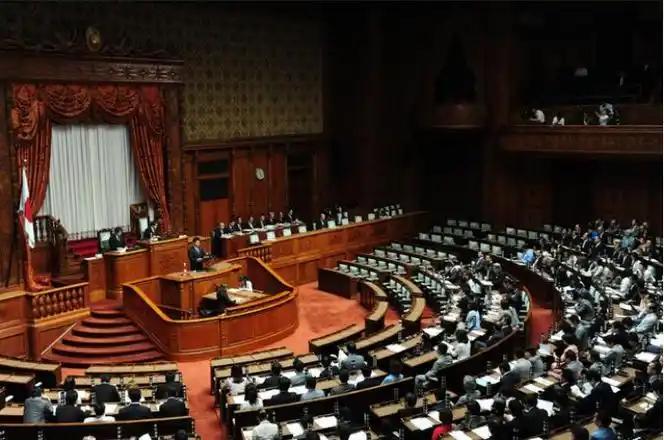 散了，真快散了！
 
日本参议院刚强行通过修法，83%的民意成了废纸，战犯后代竟