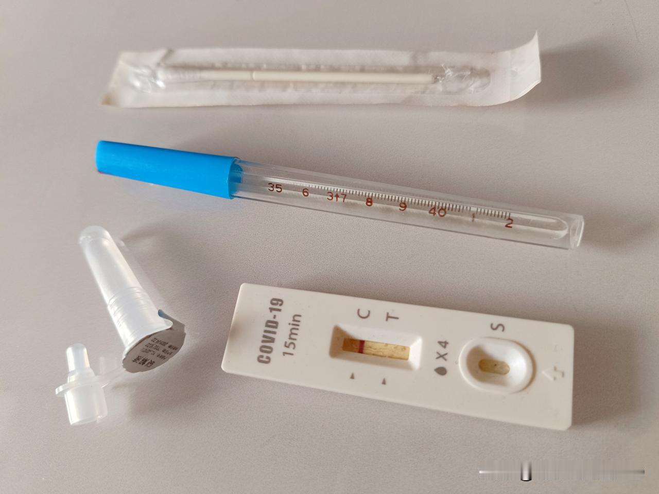 水银温度计，新冠抗原盒。
听说将退出市场，还不想丢...大家评评有收藏价值么?!