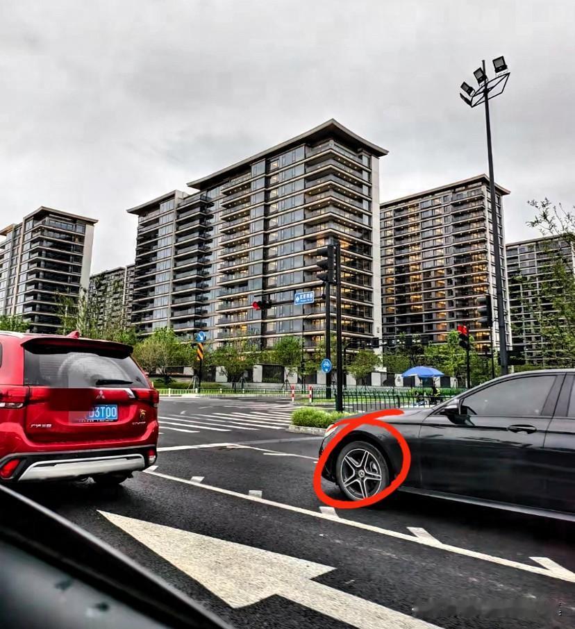 还没在四线城市买房的，
千万别急着下手！
2026年四线房价还要跌3%-8%，现