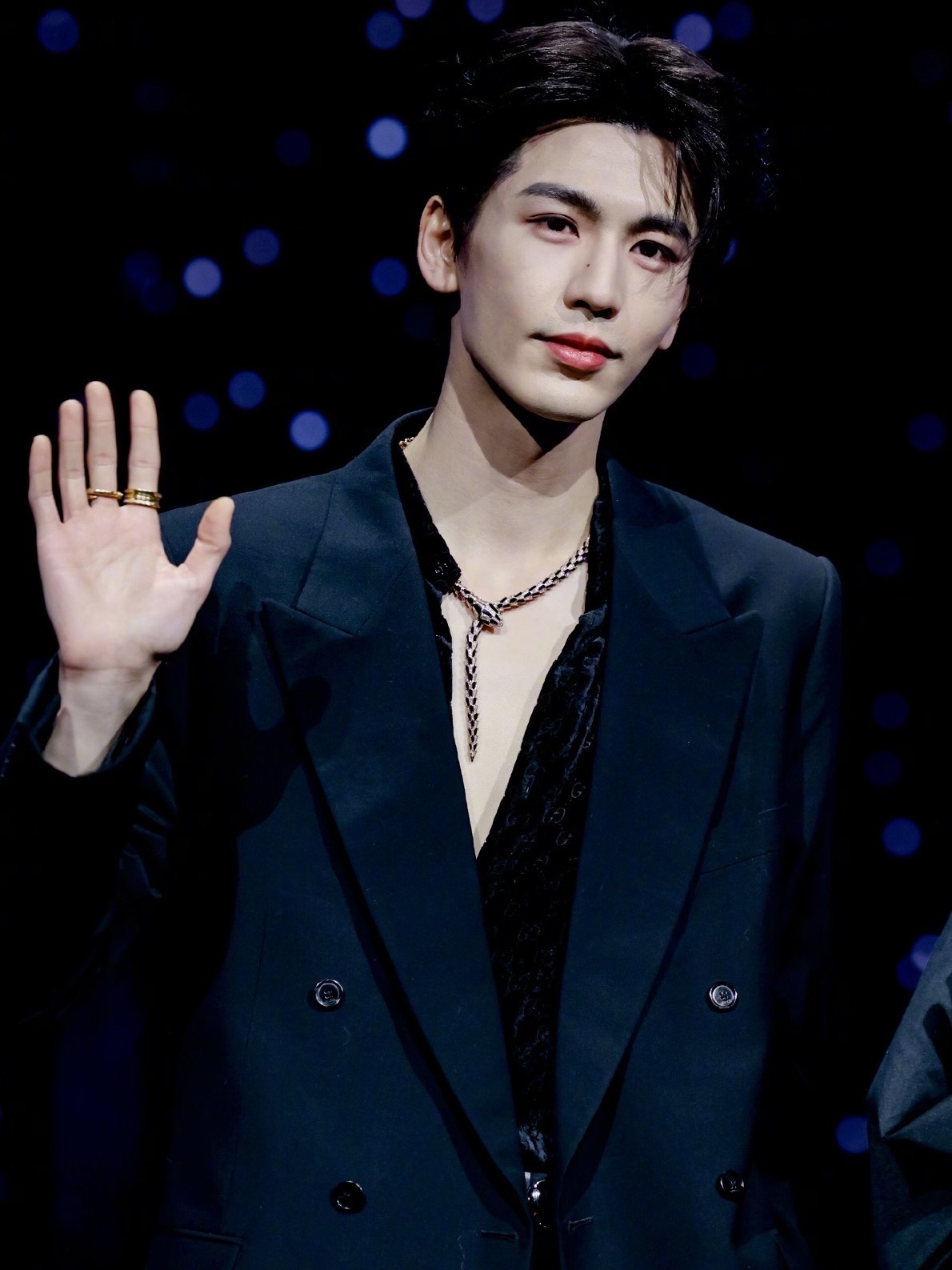 张凌赫和陈哲远粉丝在互相排字 这是怎么了？ 