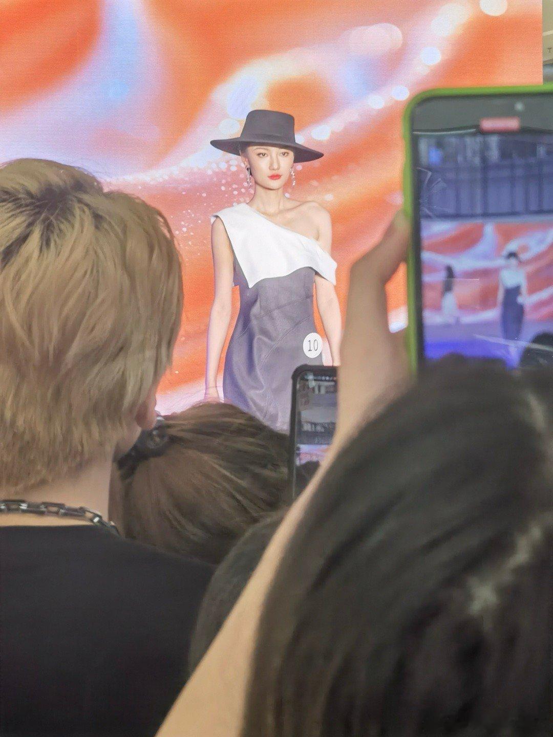 #杭州的毕业典礼好city#相信这位宝妈走到这个地步也是非常辛苦的，努力拼搏不断