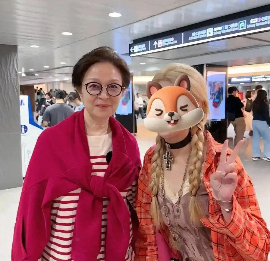 被67岁刘莉莉老年状态惊艳：穿搭得体发型蓬松，知性优雅！ ​​​