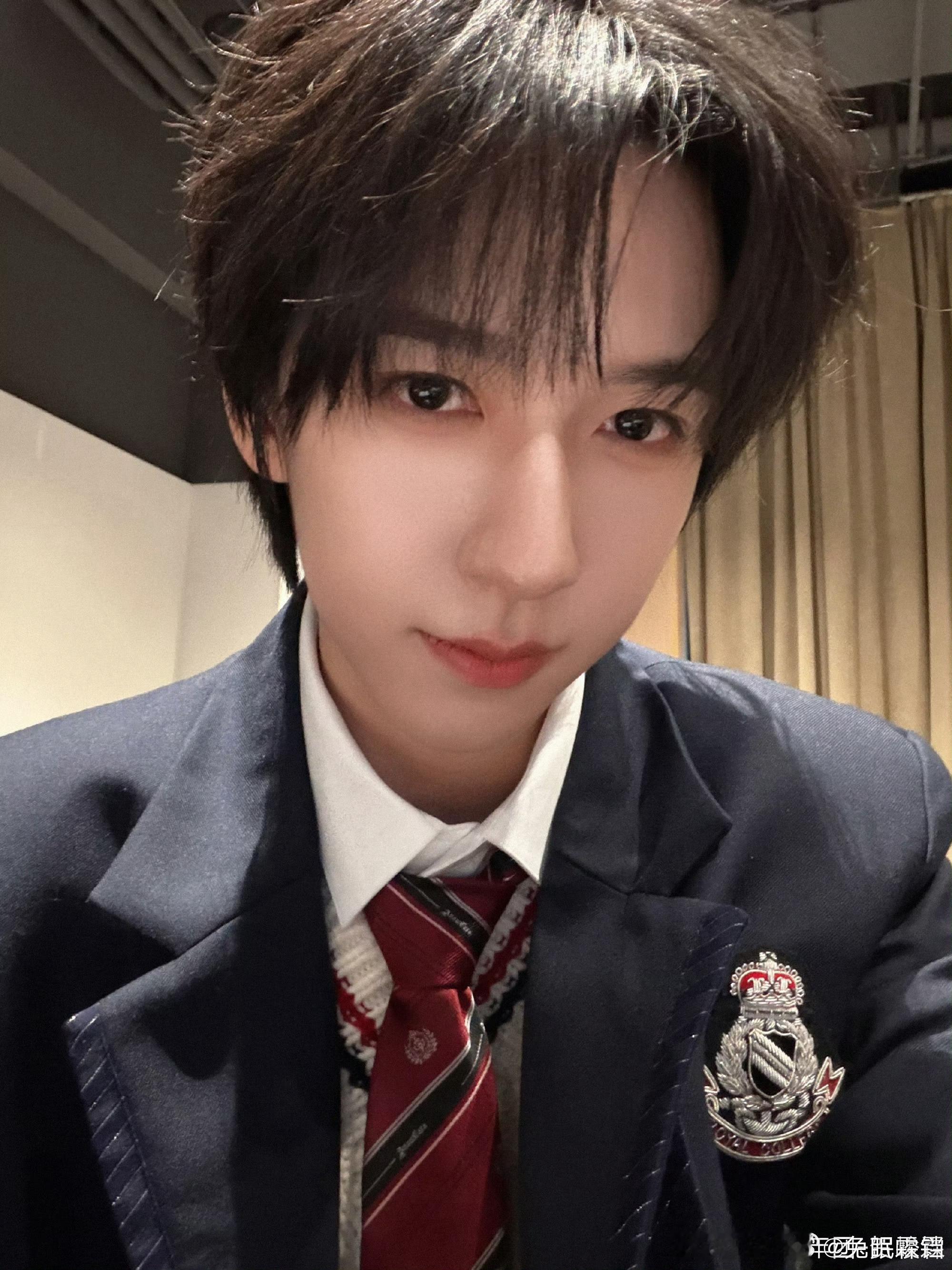 贺峻霖贺峻霖二代唯一兔塑贺峻霖 二代唯一all绿 “你的微笑在我的心尖闪耀，编织