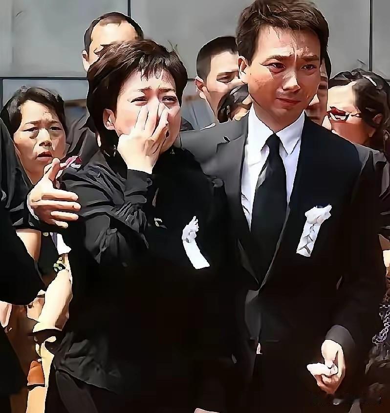 主持人康辉母亲临终拉着他手说“我多希望你有个孩子”，2018年离世至今已8年，5