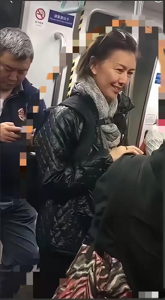 孙燕姿在新加坡独自坐地铁，香港艺人上街也和普通人没两样，再看有些大陆艺人，保镖开