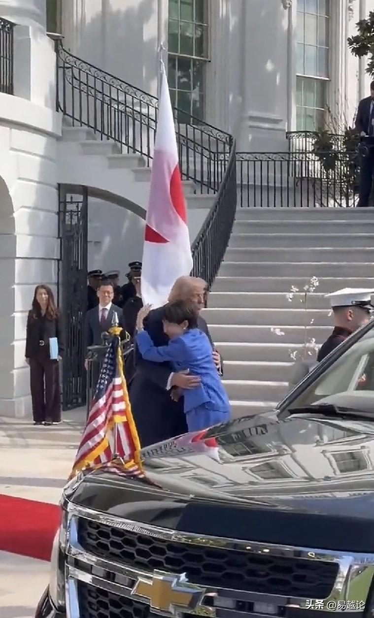 日本人看到高市早苗和特朗普的会面，会怎么想？日本人应该没有见面拥抱的礼仪吧，看高