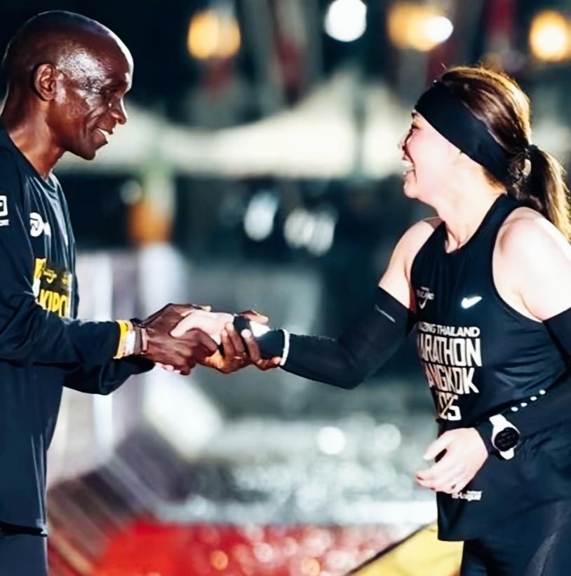 被称为“马拉松之神”的基普乔格，是不是也被苏提达给深深吸引了！
苏提达不仅有非常