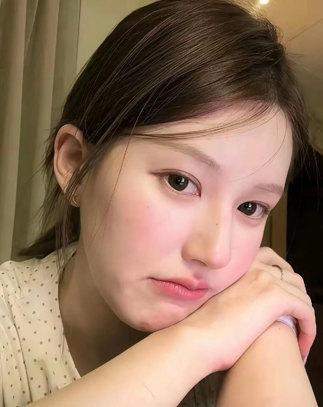 你一歪嘴我就知道你想哭了。屏幕前我们看见的永远是闪闪发光的模样，可没有人看见幕后