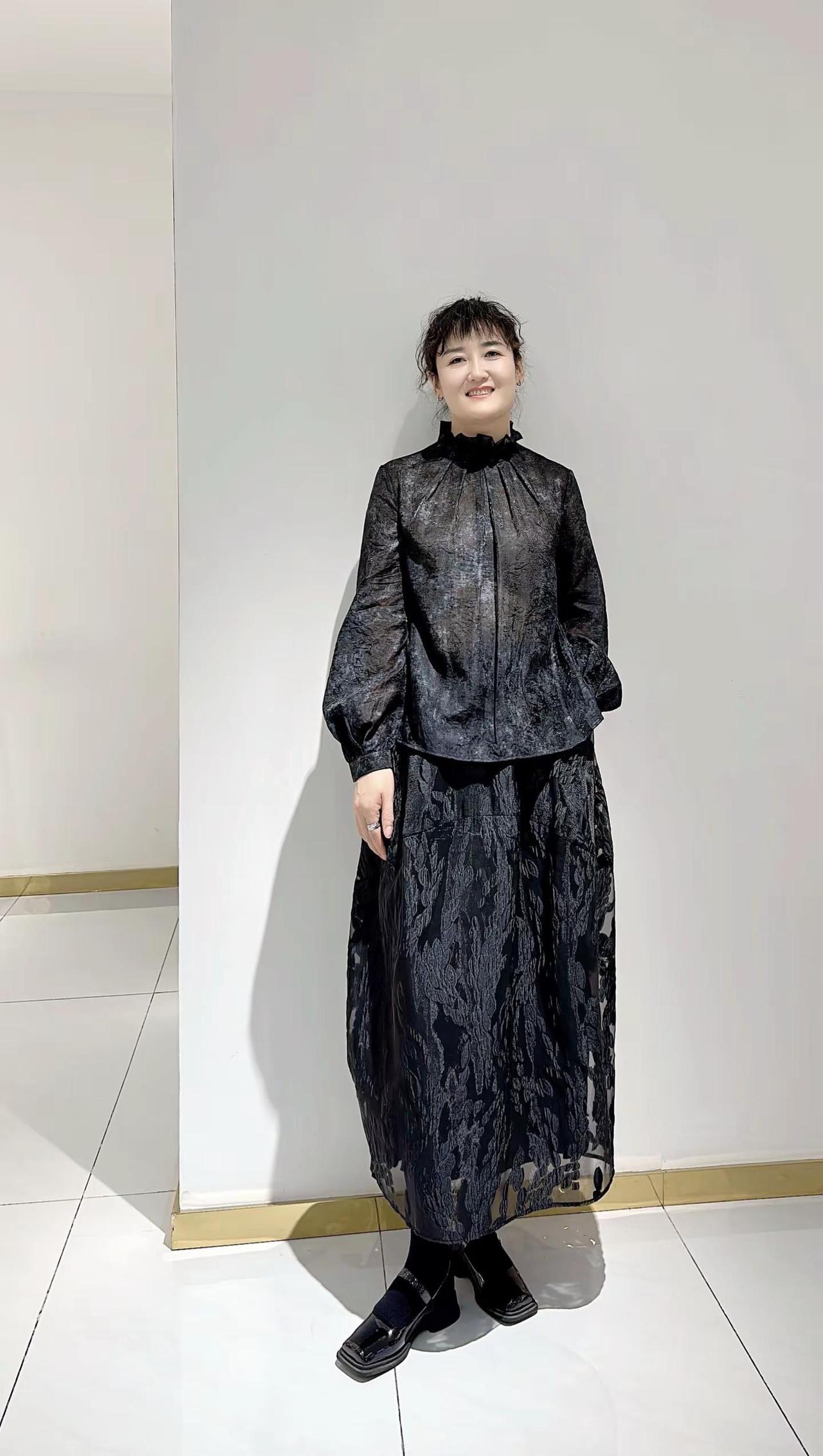永不过时的黑色连衣裙 女人万能穿搭公式 极简黑裙