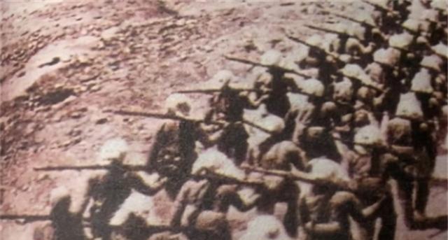 1942年的华北平原，青纱帐密得像堵墙。

16岁的宋双来把身子埋进高粱秆里，听