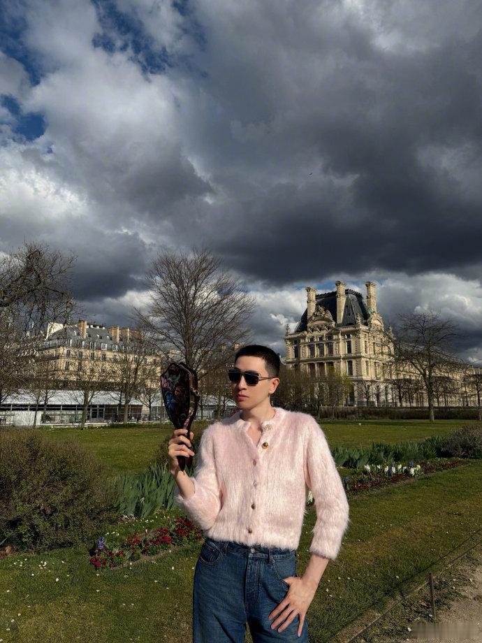 闵塔鲨回应闵塔鲨回应点赞吐槽迪丽热巴工作室微博 闵塔鲨发文回应点赞争议，称 “纯