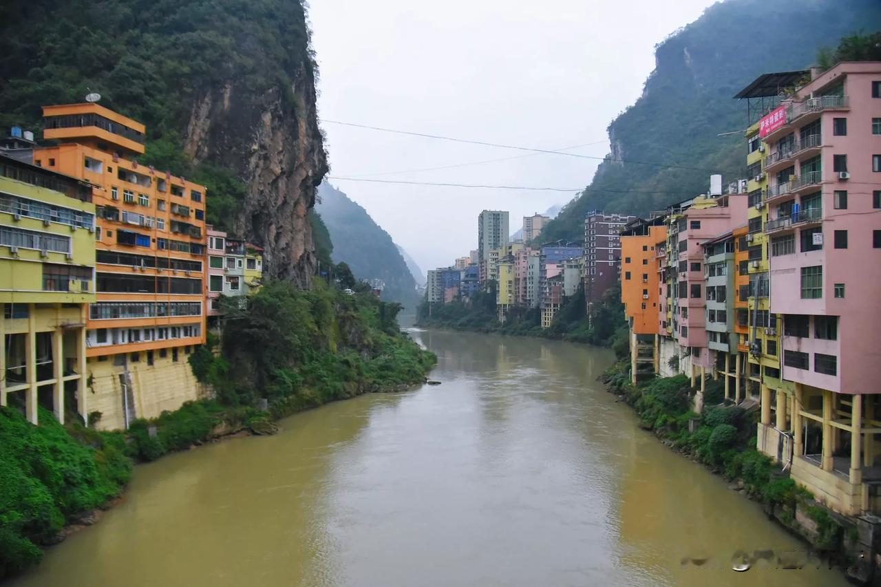 来到云南的“一线城市”，中国最窄县城——盐津，早上一定去这家特色的“苍蝇馆”，吃