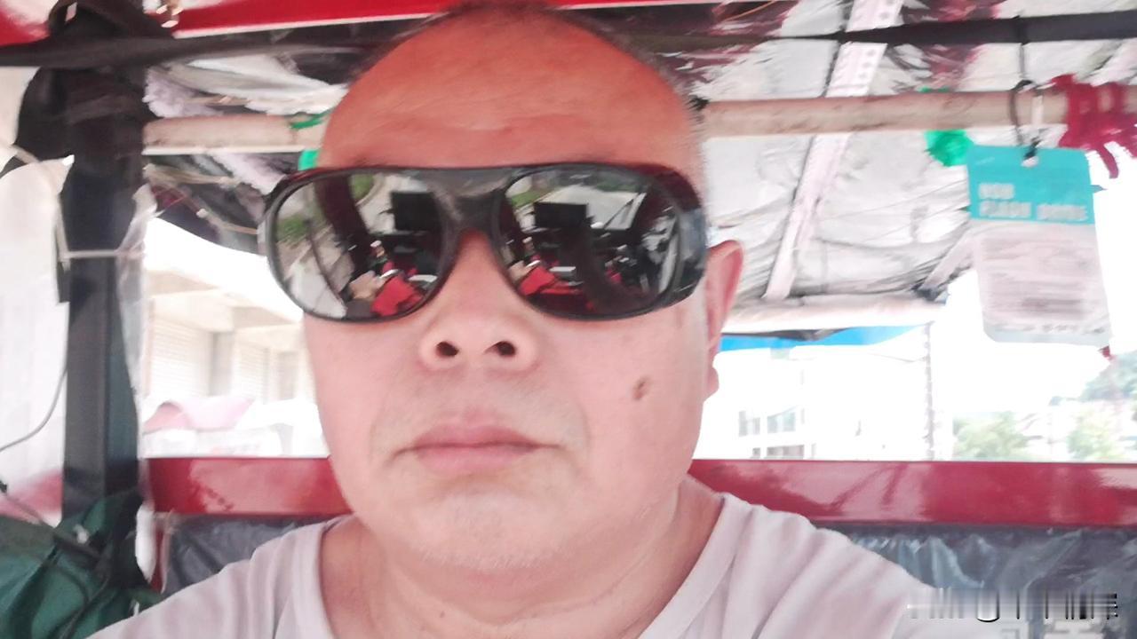 帅哥进城
帅哥想进城，主要是进中江县城，帅哥是农村人，农村的风景肯定很美的，呆惯