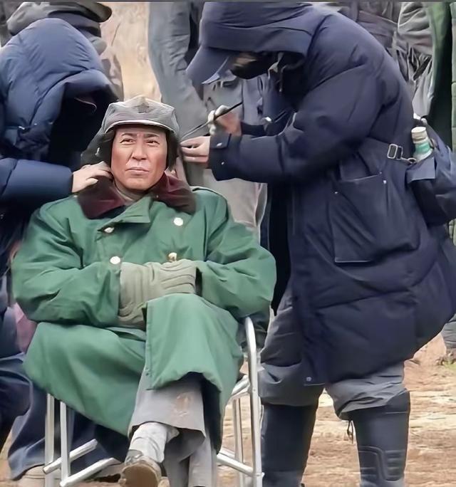 请于和伟放弃这一角色！
[祈祷]
请问哪点像伟人？
活该你被大家喷。
著名演员于