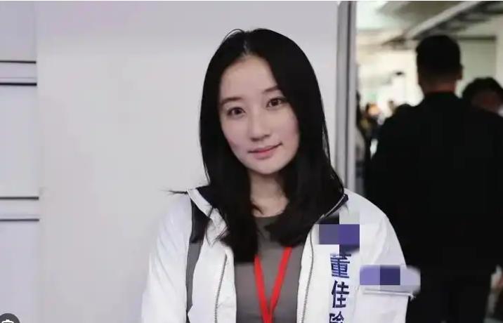 郑丽文率国民党 14 人代表团访陆，团队里最受关注的莫过于 30 岁的国际事务部