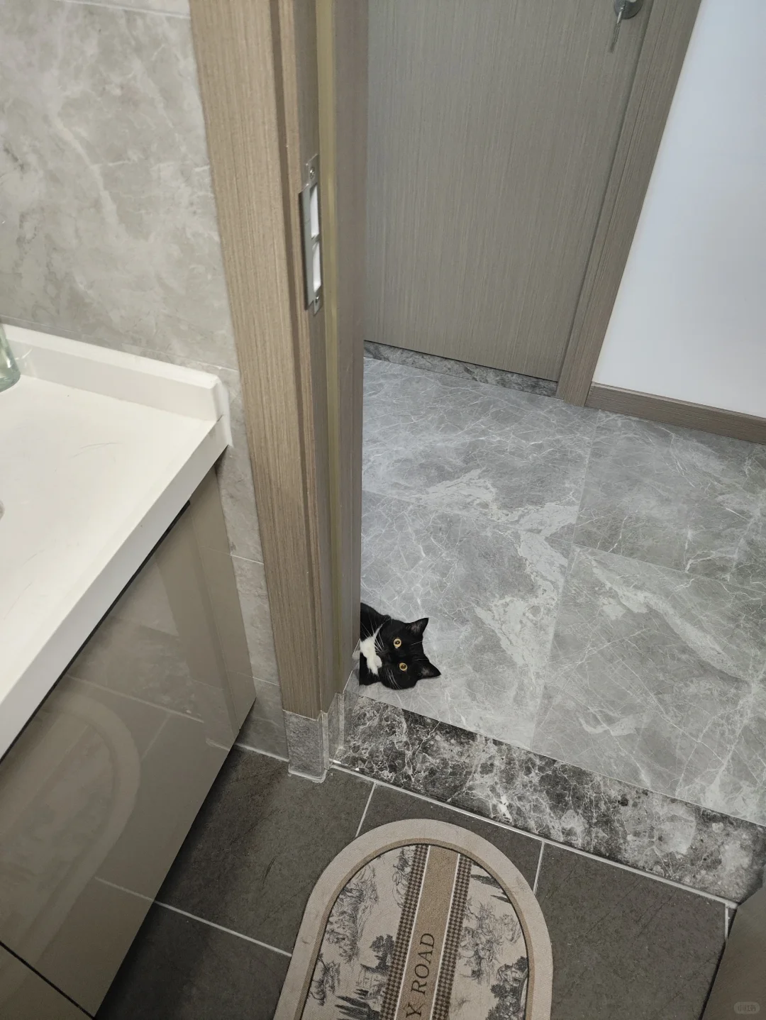 妈！你在卫生间干什么呢，给宝看看