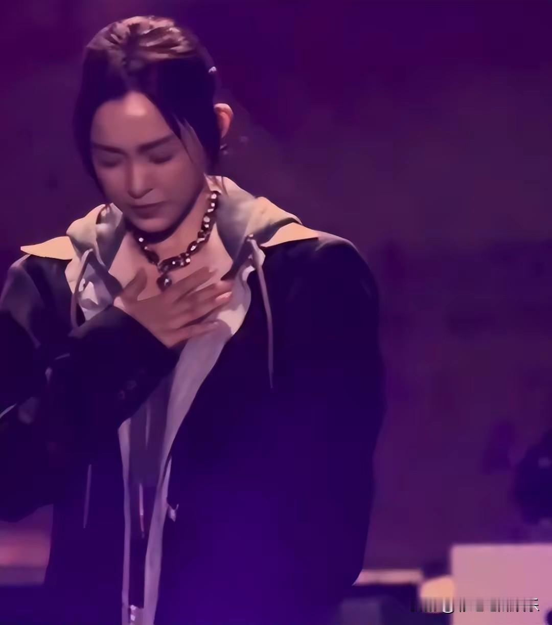 范玮琪演唱会戴大S骨灰项链，唱着唱着就哽咽了，不管是真难过还是假难过，也不应该再