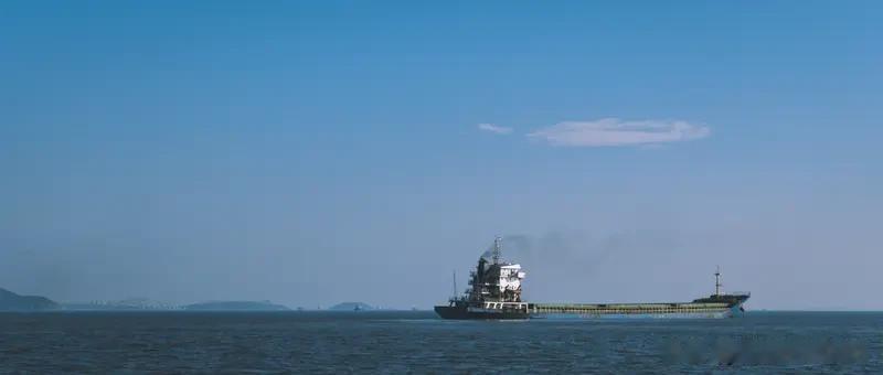 7月23日，海警护航海域出现的奇景实在是太绝了！成群的海豚伴随货轮远航，那画面美