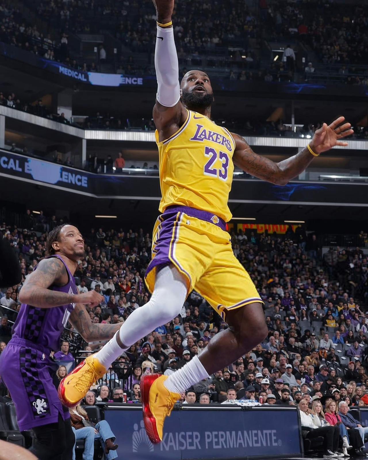 垃圾时间的神！布朗尼2分钟6分，三分命中率100%！
湖人不敌国王，比赛早早失去