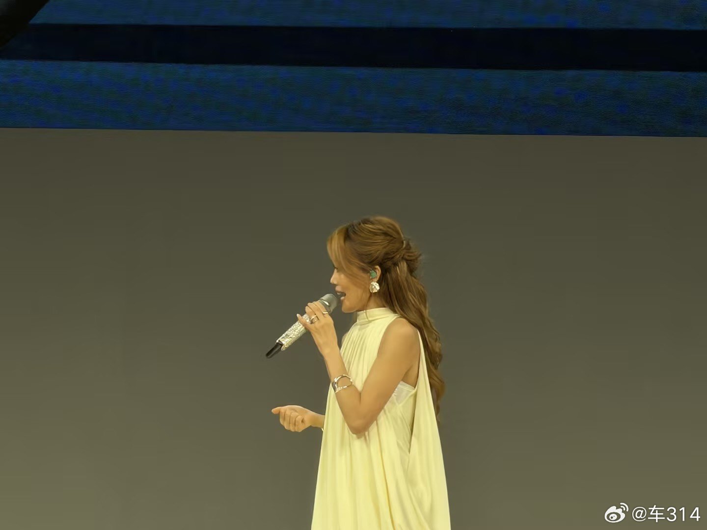 容祖儿也是老中青三代的女神了吧？吉利这次是面子真大，原本以为她只是录个VCR隔空