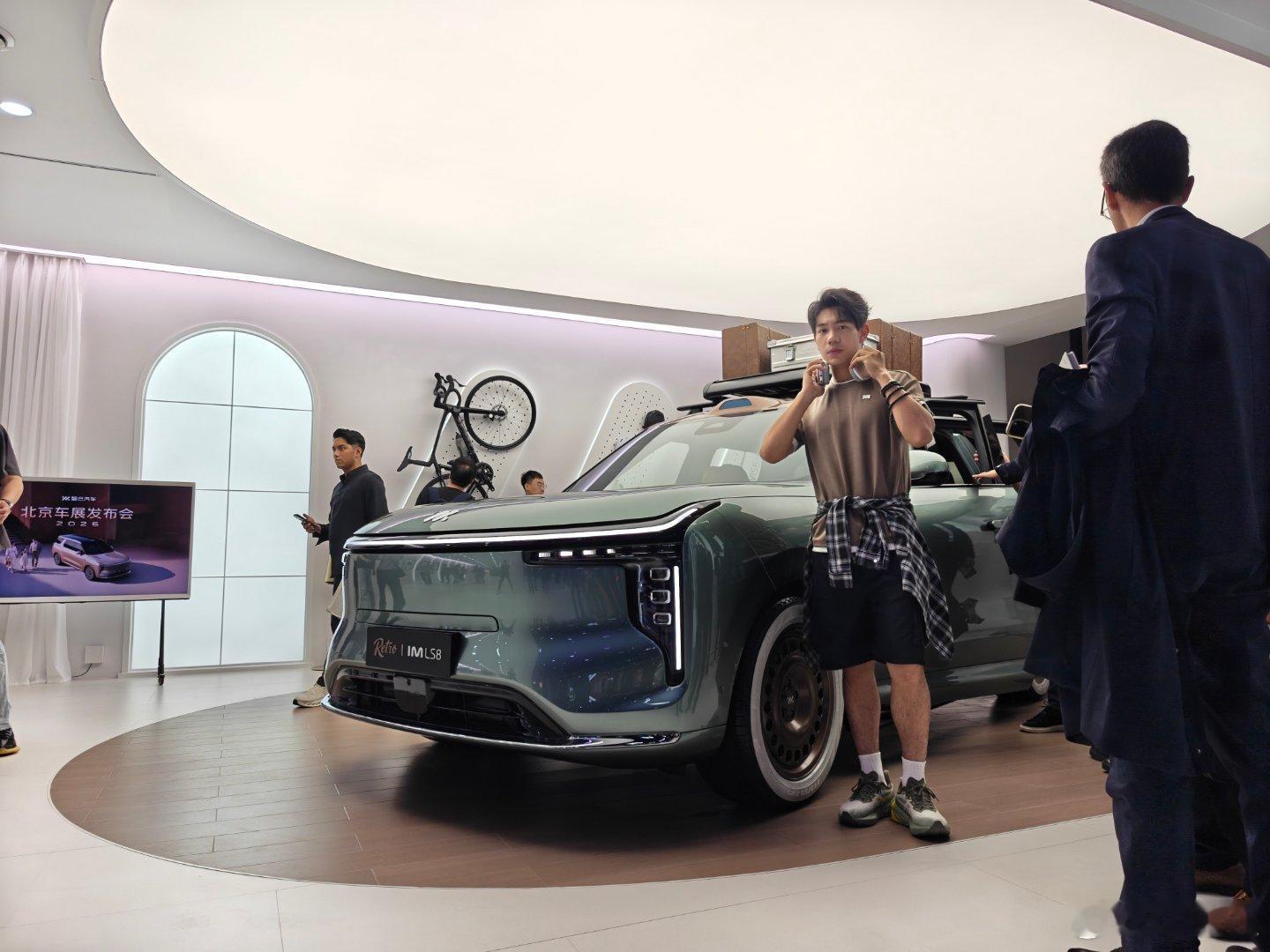 把车造得有文化感并不难，软装到位就行了好多老外围着这台LS8 Retro复古版，