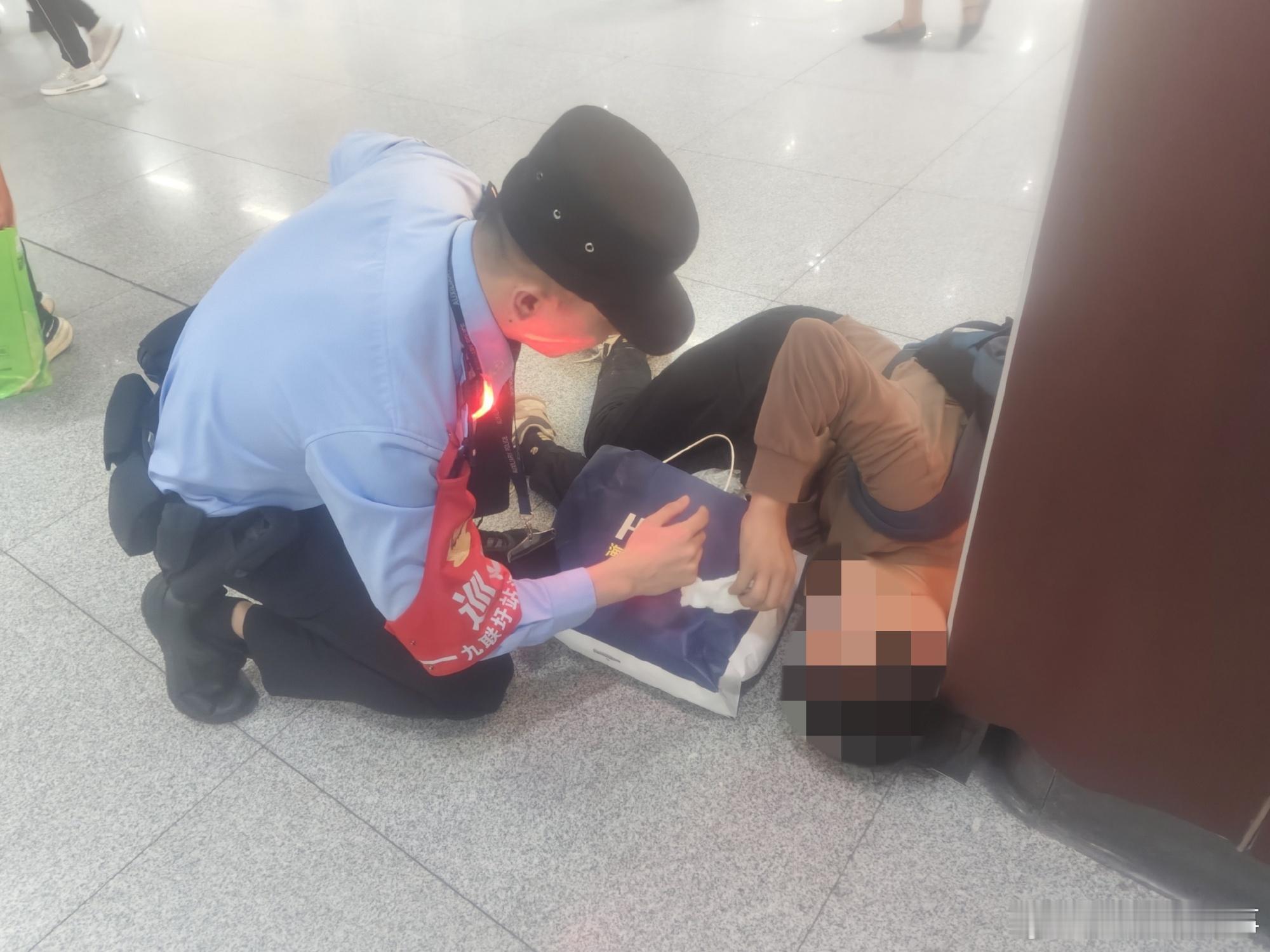 【#男子醉酒不知归处民警暖心助其回家#】10月20日，安徽九联圩站派出所执勤警力