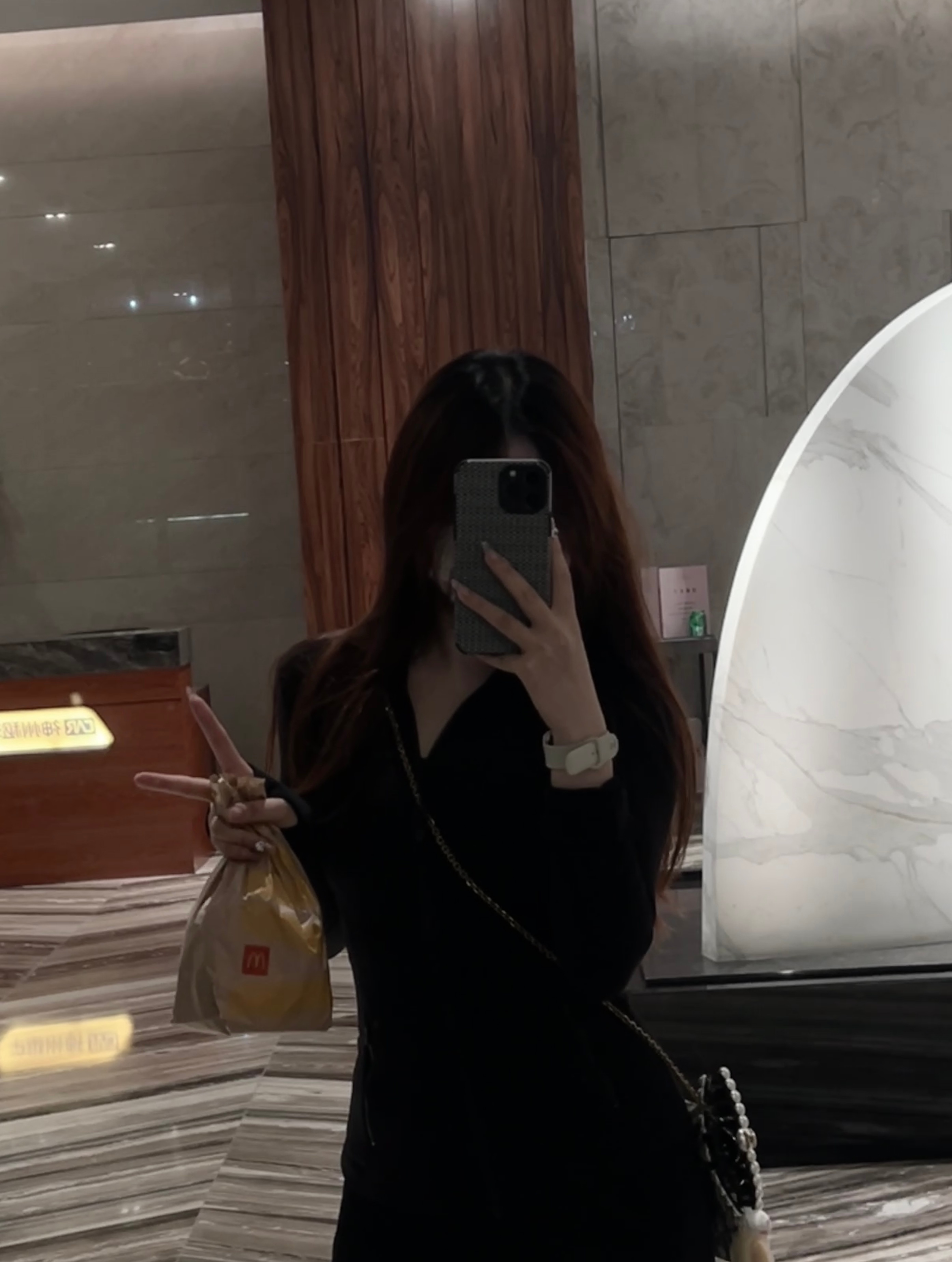 剪刀手女刺客 🥷 🍔麦门永存 不是我吃的 我不敢吃去健身前其实已经刷过牙了 