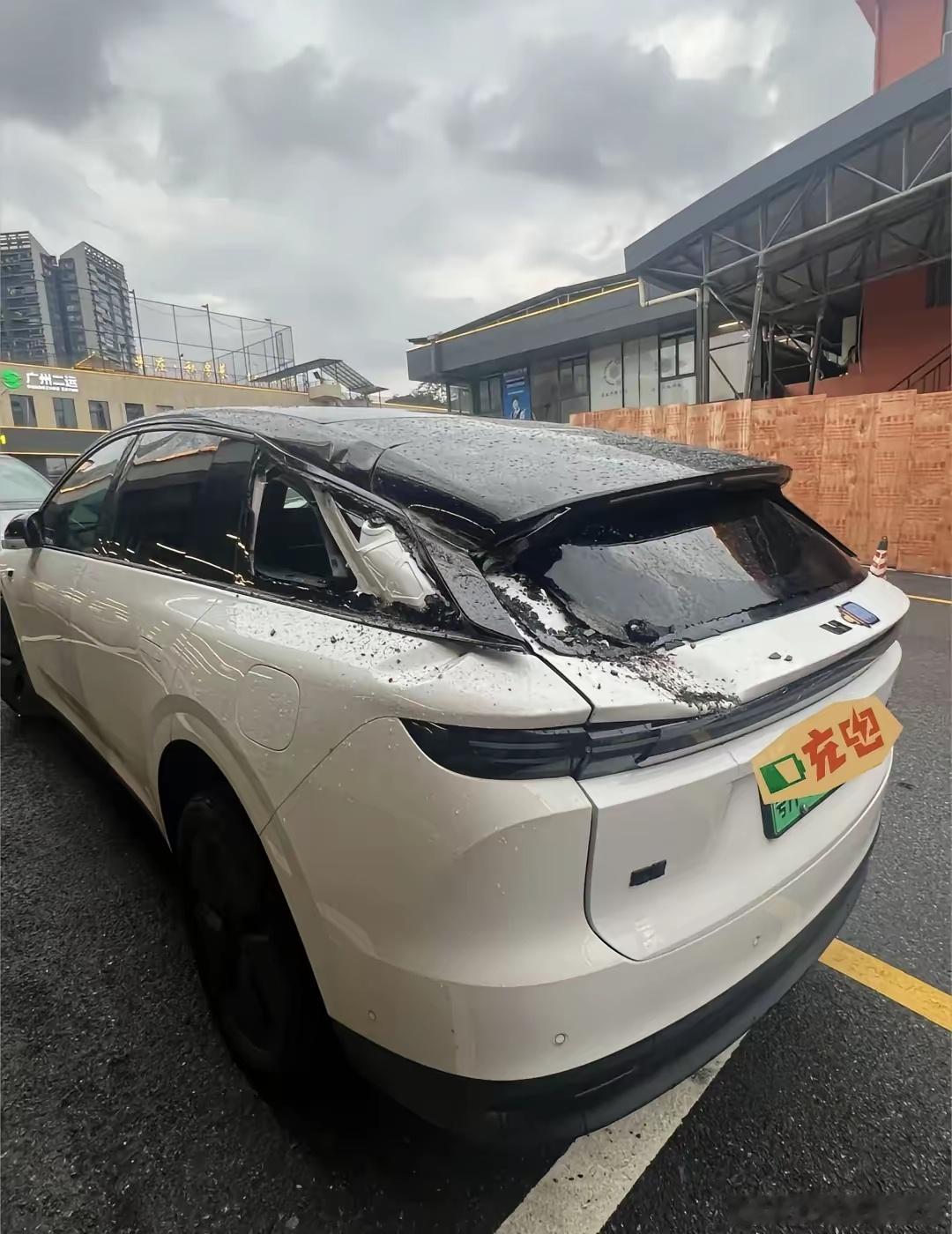 理想i6出险记真是被自己蠢到想撞墙，在斜坡倒车时，明明感觉挂挡没到位，脑子一热踩